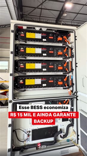 Esse BESS economiza R$ 15 mil e ainda garante backup 💰 R$ 15.000 por mês. Esse é o valor que esse BESS economiza apenas fazendo cobertura de horário ponta. 📌 E não é só economia: • Redução direta na fatura de energia • Operação estratégica na hora ponta • Proteção contra quedas de energia • Backup para operações críticas ⚡ O sistema está instalado no Centro de Distribuição da Powersafe, em uma região com recorrência de interrupções, especialmente no verão. Ou seja: Economia segurança energétic
