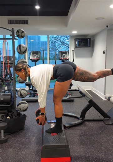 light hamstring & glute dayyy 😌 •workout : single leg rdl 4x8 rdl 4x8 single leg hip thrusts 4x8 hamstring curl 4x8 kettle bell swings ( not shown ) 4x8 #hamstringworkout #glutesworkout