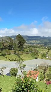 ✨ Cuándo llegas a Hortensias, lo primero que sientes es esa brisa de montaña que te abraza… una sensación fresca, pura, qué te enamora al instante. 🌿 🌄 Aquí dejas atrás el ajetreo de la ciudad para reconectarte contigo mismo y con quiénes más quieres, cada rincón, cada aroma, cada amanecer… es una invitación a vivir una experiencia de altura. Reserva entre jueves 30 y viernes 31 de octubre - hospédate este fin de semana y recibe de obsequio nuestro Café Hortensias y Galletas Artesanales, elabo