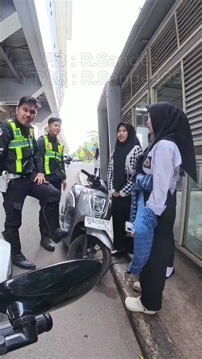 Untuk keselamatan diri sendiri, bijaklah dalam berkendara. Gunakan helm dan jangan membawa penumpang lebih dari satu orang.