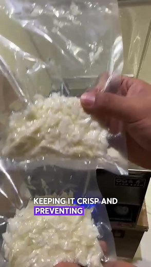 Using the M132 vacuum packaging machine for cabbage – cleaner, neater, longer freshness . Many central kitchens, mixed rice shops and hotpot restaurants face the same problem: . Once cabbage is cut and stored in the chiller, it starts to release water, turn yellow and look less fresh. . With our M132 vacuum packaging machine, the result is very different: Suitable for both shredded cabbage and whole chunks Less contact with air, so it turns yellow and soft much slower Chiller stays cleaner and m