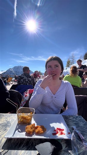 Le seul avantage de la table des enfants 😝 #ski #humour #menuenfant