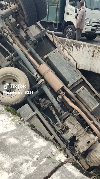 Overturned Heavy-Duty Truck Causes Urban Chaos