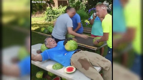 Man sets new watermelon-slicing record