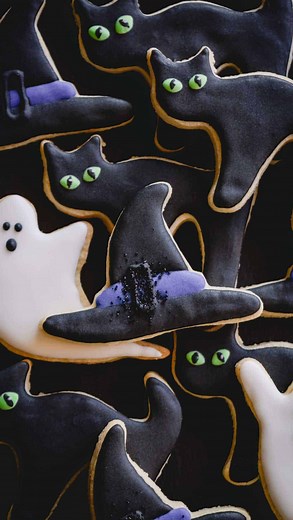 Let’s decorate some Halloween sugar cookies together! We’ve loved these fun cookies so much! #halloweensugarcookies #sugarcookies #howtodecoratesugarcookies #witchhatcookies #halloweencookies #halloweentreats #halloween | Sweet & Savory