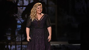 Singer Kelly Clarkson announces she's pregnant during performance