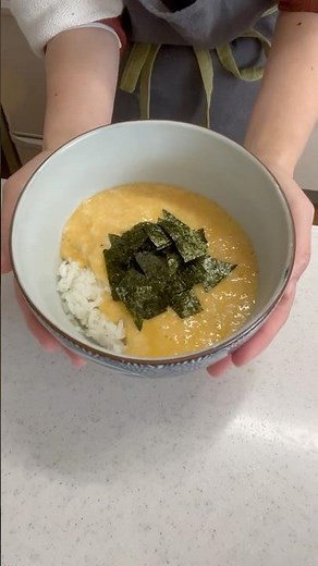 長芋、卵黄、めんつゆ水でとろろご飯♪ざざーっと食べることができる！お昼は簡単にしとこ〜✨