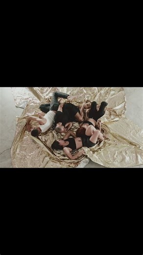 Yannis Minoas Papakammenos on Instagram: "the recycle project Μια σωματική διαδρομή ανάμεσα στη μνήμη, την απώλεια και την αναγέννηση. Η ανακύκλωση όχι ως διαδικασία, αλλά ως πράξη ύπαρξης. Σώματα, υλικά και ήχοι αποδομούνται, μετασχηματίζονται και επανεμφανίζονται επί σκηνής, μέχρι να γεννηθεί κάτι νέο. 22-23 Ιανουαρίου 2026 21:00 στο ΔΗ.ΠΕ.ΘΕ. Αγρινίου Εισητηρία: https://youtu.be/gMOKboM4nTg?si=FHrmNqV-ydzcO77j Link in bio Σύλληψη-χορογραφία: Γιάννης Παπακαμμένος Ερμηνεύουν: Ρούλα Κουτρουμπέλη