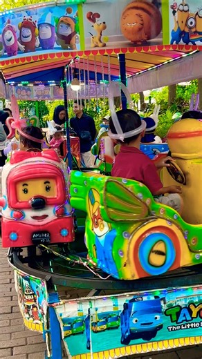 Naik odong odong pororo bawa balon dikepala