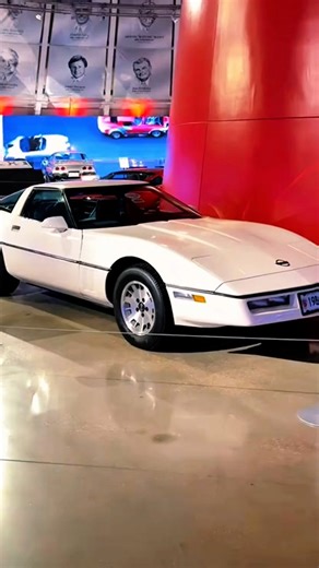 🏁 El único Corvette 83 del mundo (y cómo sobrevivió al olvido) Solo existe un Corvette 1983 en todo el planeta. La historia detrás de este auto perdido es digna de una película. #Corvette #Chevrolet #AutosClásicos #Carros #HistoriaAutomotriz #Curiosidades | Autoscnz