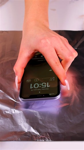 Fabriquer une coque de téléphone avec du papier aluminium et de la colle chaude