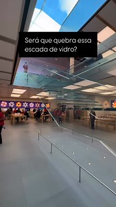 222K views · 5.9K reactions | Já tinha visto uma escada toda de vidro? Passei pela @apple store do Soho NY E ai, o que achou dessa escada? | Gustavo Pozzato | Facebook