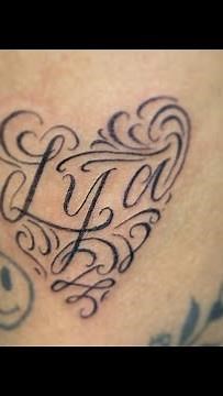 Proceso tatuaje Lettering "LYA" con corazón de filigranas.