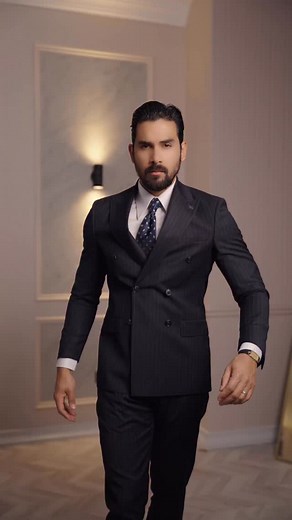 Haven’t you ever felt uncomfortable wearing a suit jacket? It’s usually down to small fit details. Here are five very simple tips to help you look and feel better: 1- The jacket collar: It should rest exactly where your shoulder ends—neither too far back nor tucked into your neck. When it’s in the right spot, the jacket sits naturally and won’t pull when you move. 2- Only one button (for double-breasted jackets) If your jacket is double-breasted, fasten only the top button. That way you avoid bu