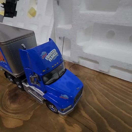 https://stephensbasement.etsy.com/listing/4359403403 Franklin Mint Precision Models in 1999 made a replica of the Kellogg's Frosted Flakes Mack Tractor Trailer. Diecast scale 1:43. This is extremely rare and is considered to be in mint condition. The truck comes in a giant frosted flakes cereal box with all the specs on it. The box itself is decorative it is 16.5" tall, 6.25" wide, and 12" across. The truck and total is 14" length, it stands 3.75" tall and is 2" wide. The colors are just like th