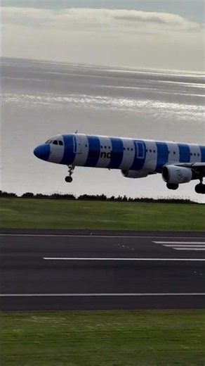 Beautiful landing on 🇵🇹Madeira Airport