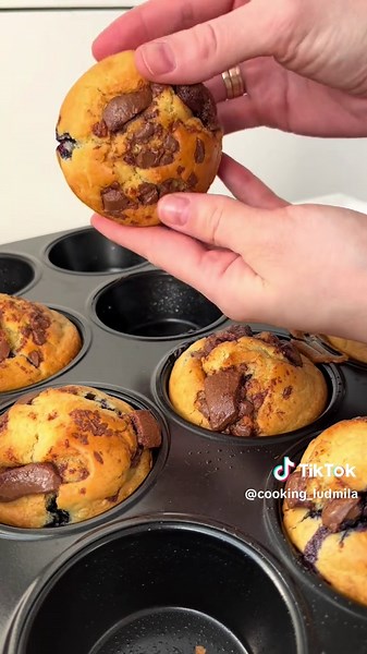 Brioșe delicioase cu afine și ciocolată