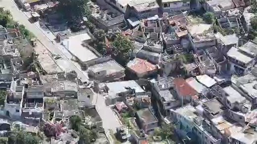 La Police nationale, la Task Force et les Forces armées d’Haïti maintiennent la pression sur les bandits au centre-ville de Port-au-Prince. Les forces de l’ordre ont abattu plusieurs membres de gangs dans le périmètre du marché Salomon, dans la soirée du vendredi 24 avril 2026, selon des sources policières. Les agents de la PNH ont également procédé au nettoyage et au déblayage des quartiers suivants : Magloire Ambroise, Ruelle Romain et rue Chavannes. Ces zones restent toutefois fragiles, polic
