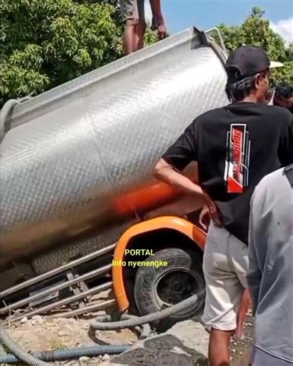 Laka Truck Tangki air vs Engkel jln Raya Pati Gembong