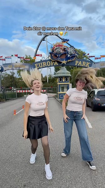 Paula & Vanessa tanzen Coconut Cloud 😍🥥☁️ wart ihr schon mal im Europa-Park??￼