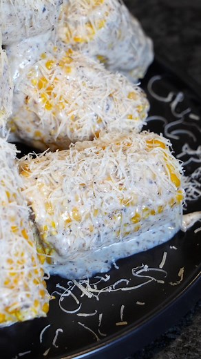 Elotes con crema de Trufa🌽 Estos elotitos como acompañamiento y entrada son otra cosa, es una receta muy sencilla aunque un poco cara (la crema de trufa o cualquier cosa que tenga trufa es bastante es bastante caro, este bote de crema lo compre en heb y me costo 370$) Ahí mismo compre los elotes ya pre cocidos vienen congelados, solo tienes que hervirlos 5 min. Acá la receta: 6 elotes amarillos partidos en 3 40g de mantequilla 40g de harina 600 ml de leche (primero agregue 200 y luego el resto)