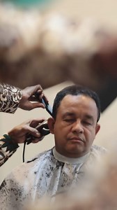 348K views · 17K reactions | Akhir pekan saat yang tepat untuk ambil jeda sejenak, istirahat, bermain bersama keluarga, menjalankan hobi, atau memanjakan diri (tubuh dan pikiran kita juga punya hak yang harus ditunaikan). Salah satu cara saya memanjakan diri: cukur rambut. :) Selamat menikmati akhir pekan, semoga memberi tenaga baru. Bagi yang masih harus bekerja dan bertugas, semoga lelahnya jadi berkah yang berlipat. | Anies Baswedan | Facebook