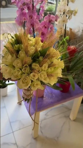 👰‍♀️ Νυφική ανθοδέσμη με λευκά τριαντάφυλλα και στάχυα – μοναδική επιλογή για τον γάμο σας!
