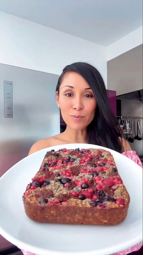 #fruitsrouges #sanssucreajoute 🍫Moelleux avoine ~fruits rouges & chocolat Un moelleux ultra fondant, sans sucre ajouté, parfait pour un petit déj ou un goûter sain 🌿 Fruits rouges chocolat noir = combo antioxydant & plaisir 💪 Ingrédients : 🍎 150g de compote de pommes sans sucre ajouté 🥚 2 œufs 🥣 150 g de yaourt végétal aux fruits rouges 🌾 125 g de flocons d’avoine ➕ 1/2 sachet de levure Topping 🍒 1 poignée de fruits rouges 🍫 3 carrés de chocolat noir 80 % Préparation : 1️⃣ Mélange la co