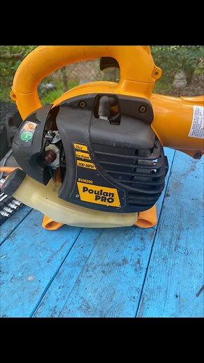 Simple carb and feul line replacement on this Poulan Pro hand held blower #mechanic #blower #repair #trades #lawncare #poulanpro #tools #crafts #smallbusiness #smallengine #followers➕ #fyp
