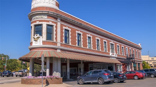 Downtown Peoria cafe begins extended patio hours with exclusive evening menu