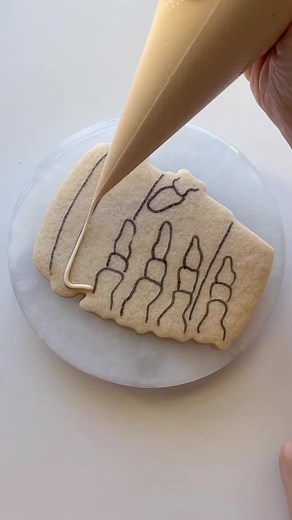Accurate 💀☕️ turntable by @oddflowercreations 💖 #cookiedecorating #coffeecookie #skullcookie #halloweencookies #oddlysatisfying #asmr | lizziebakesco