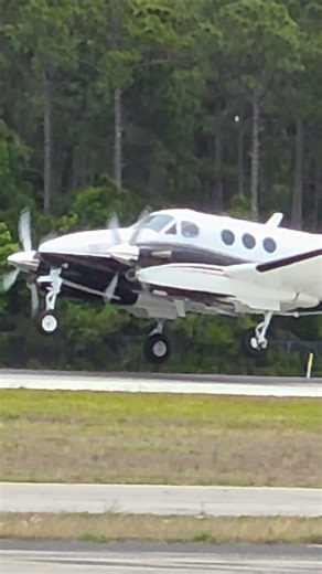 Beechcraft King Air C90A arrival at DSI #aviation #beechcraft #kingair #planespotting #aviation
