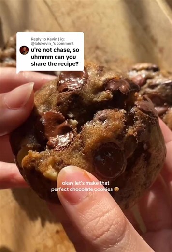 Replying to @Kevin | ig: @lalukevin_ recipe: the ooey gooey chocolate cookies 😳 ingredients: 🍪 260 gr brown sugar 🍪 100 gr white sugar 🍪 280 gr melted brown butter 🍪 2 whole eggs 🍪 3 egg yolks 🍪 275 gr all purpose flour 🍪 230 gr cake flour 🍪 8 gr cornstarch 🍪 5 gr salt 🍪 6 gr baking soda 🍪 400 gr dark choco (or you can mix!) 🍪 Walnut (optional, but i love this combo!) I made approx 23-24 cookies with 50-60 gram each. I love it with walnut, it add texture and that slight bitter yet n