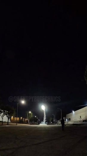 6” STROBE ROCKET RUMBLES THROUGH CITY! #fireworks #pyro #loud #silentpyro #strobe #rocket #trend