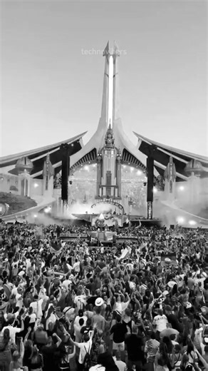 Who needs clarity when you have rhythm? 😎 #techno #technomusic #technolovers #technoparty #technofamily #technolove #technolife #technopeople #technodance #technovibes #technofestival #rave #ravelife #ravegirls #raveculture #quotes #quoteoftheday | Technovibers