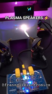 Noisy electric arcs from old CRT flyback transformers communicating. No speakers or backing track, just Technologia ⚡ #franzolielectronics #tesla #teslacoil #easyflyback #coolflyback #diy #highvoltage #plasmaspeaker #technologia #meme #flyback #electronics | Franzoli Electronics