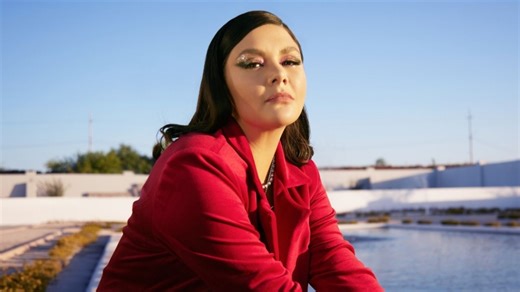 Yuridia descubre a una fanática que le llevó una caguama escondida a su concierto: VIDEO