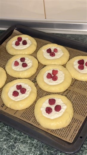 Sweet buns with raspberries and crunchy streusel 🤤💘 #baking #food #recipe #cooking #buns