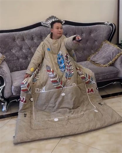 This blanket is the coziest thing ever 🤗 | Creative Bee