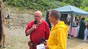 🚨 Aujourd’hui, on remonte le temps direction Montcornet ⏳ au cœur du Centre historique Mont Cornu - Asso Montcornet Remonte Le Temps ! 🥁 Tambours de guerre, ⚔️ épées dégainées et 💥 cris de Vikings : le 882 Raid Viking est de retour, et ça va faire du bruit ! 🔥 Combats épiques, artisanat viking, reconstitutions bluffantes… 🎭 Un événement familial et immersif à vivre ce samedi et dimanche ! 🛡️ Prêts à vivre l’expérience ? Suivez-moi dans ce voyage hors du temps ! | Hello Ardenne