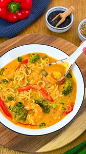 🍜🔥 Asiatische Nudelsuppe mit Garnelen – schnell, einfach & unglaublich lecker! 😍 | Anzeige Hey Foodies, diese cremig-würzige Nudelsuppe mit Garnelen steht in nur 15 Minuten auf dem Tisch – perfektes Comfort-Food! 🤤 ✨ Dafür benutze ich am liebsten die Asia-Produkte von Bamboo Garden @bamboogarden.official – du findest sie ganz einfach in deinem Supermarkt! 🙌 🍤Du magst keine Garnelen? Dann tausche sie durch Tofu oder Hähnchenstreifen aus. 🍜 Zutaten für 3 Portionen: 🍜 125 g Instant Mie-Nude