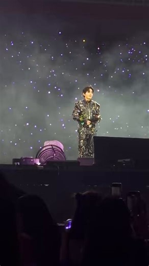 Taehyung asked staff for his to phone to film a TikTok with Armys on stage