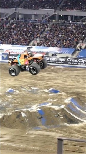 Scooby-Doo Monster Truck LEAP #monsterjam #shorts #trucks #monstertruck #jump #sendit #cars #racing