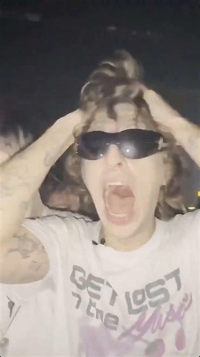 Неловкий бэкстейдж с концерта как его вписали на подтанцовку и он «позорится, брат»