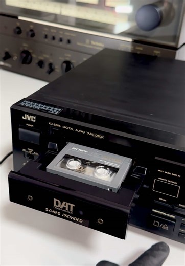 De vânzare } JVC XD-Z505 este un recorder DAT (Digital Audio Tape), un echipament audio de Colecție apreciat în special pentru capacitățile sale de înregistrare și redare digitală. Caracteristici Principale Tip de dispozitiv: Este un DAT recorder (nu un CD player sau casetofon analogic), utilizând benzi magnetice digitale pentru stocarea sunetului de înaltă fidelitate. Conectivitate digitală: Dispune de intrări/ieșiri digitale coaxiale și optice pentru transmiterea semnalelor digitale între deck