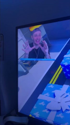 Credit to ‪@SSundee‬ presents for loot in Fortnite