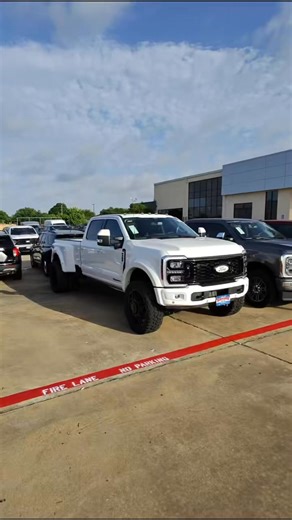 BIG truck energy 🚨 The 2025 Ford F-450 Lariat just landed at Bob Tomes Ford, and it’s flexing: ✔️ Long bed ✔️ 4WD ✔️ Crew cab comfort This beast doesn’t just haul — it dominates. #F450Lariat #FordTruckLife #BobTomesFord #HeavyDutyGoals #McKinneyRides #TexasTruckScene #TexasTrucks #McKinneyTX #TomesExclusive #FordInnovation | Bob Tomes Ford