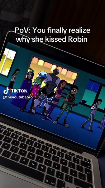 Understanding Robin and Starfire's Kiss in Teen Titans