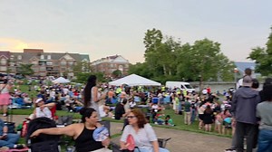 The FREE cupcake line snakes all the way from one end of Oronoco Bay Park to another. Tonight is Alexandria's 276th birthday extravaganza. Free birthday cupcakes for all. The Zebra's Judith Fogel reports live from Oronoco Bay Park. | The Zebra Press - GOOD News in Alexandria, VA