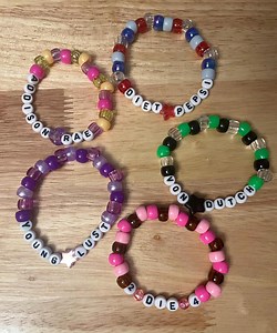 Addison Rae Album Freundschaftsbänder Pack, Mystery oder personalisierte / benutzerdefinierte Armbänder, die Addison Tour Freundschaftsarmbänder - Etsy.de